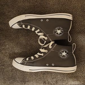 Converse Chuck Taylors mid top